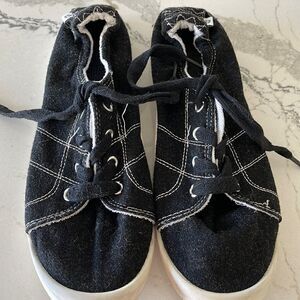 Flannel Tommy Bahama sneakers.